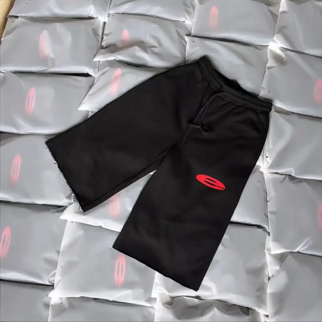 

Шорты-джоггеры Y2K в уличном стиле оверсайз для мужчин и женщин, широкие шорты с 3D-принтом логотипа (красный/черный) и необработанным краем, повседневные брюки в стиле техвир