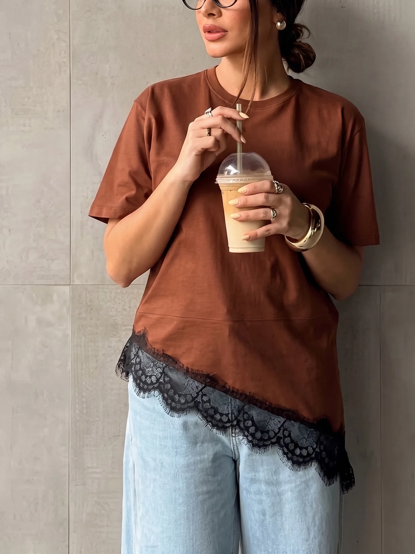 Damen-T-Shirt mit Rundhalsausschnitt und kurzen Ärmeln, locker geschnittenes, einfarbiges Oberteil mit asymmetrischem schwarzem Wimpernspitzenbesatz, Freizeitbluse. – Detail 3