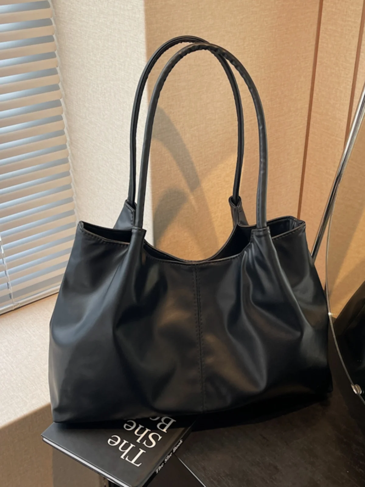 Fashionable Large Capacity Tote Bag 2026 New Style Single Shoulder Women's Bag Versatile Daily Commuting Bag Korean Trend