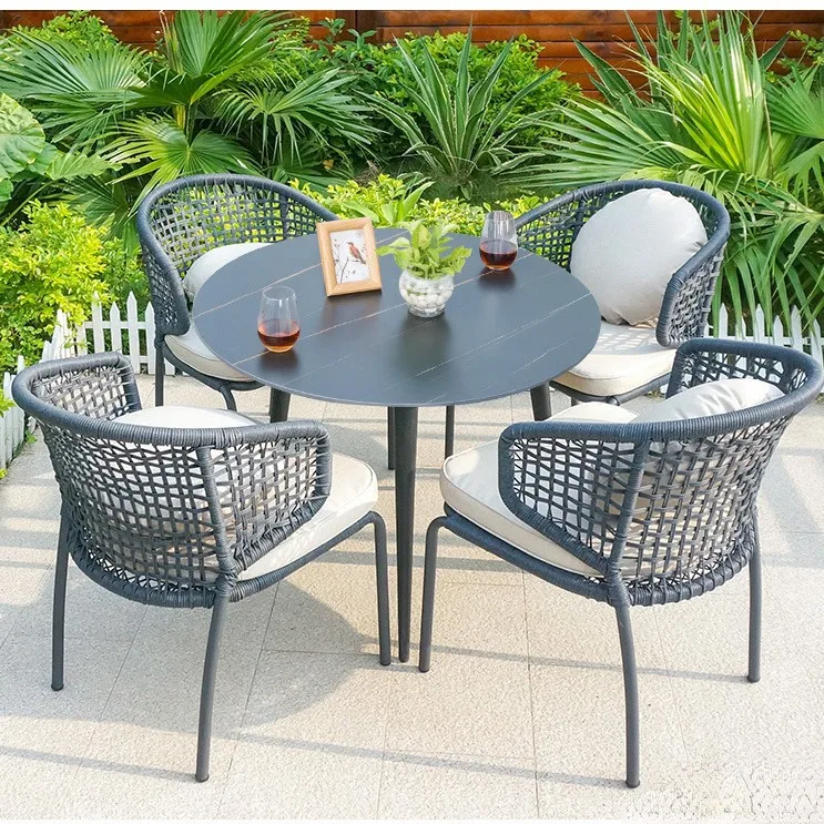 Conjunto de mesa y sillas de ratán para patio, terraza o jardín.