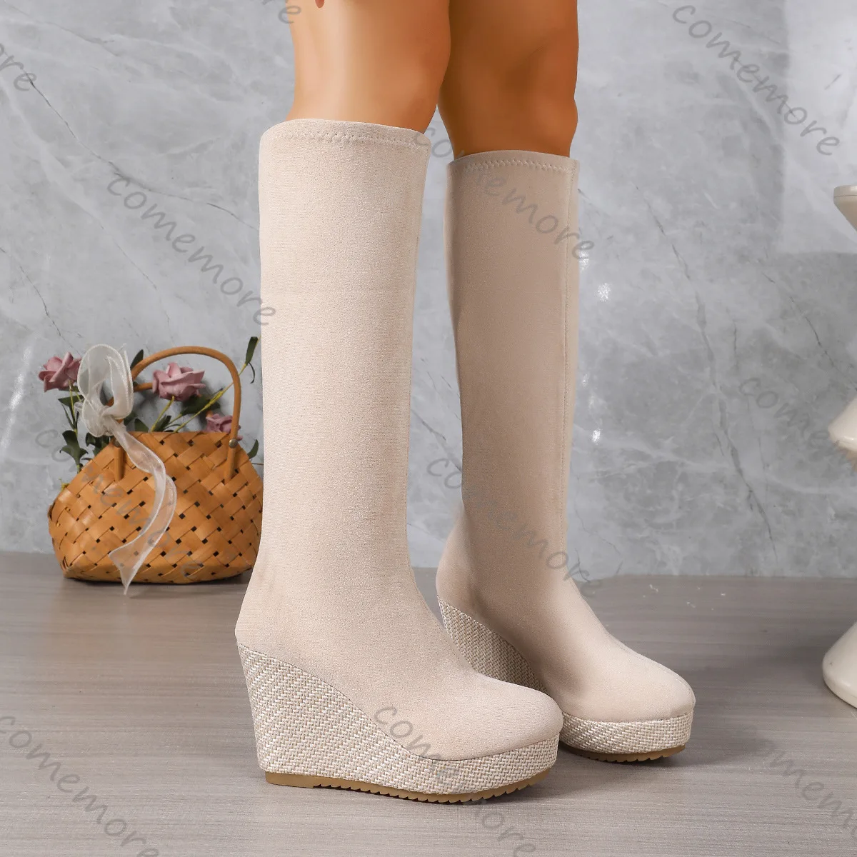 

Comemore Женские сапоги до колена на танкетке, осенние новые бежевые замшевые женские туфли на высоком каблуке с круглым носком, повседневные длинные ботинки