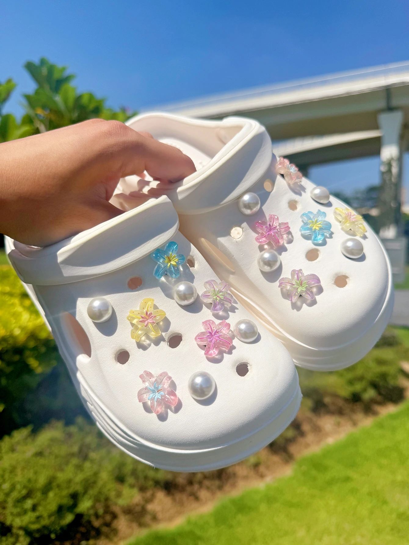 18 pieces of multi-color butterfly shoes decorations, DIY detachable shoe ornaments. ABS shoe accessories are suitable for woode
