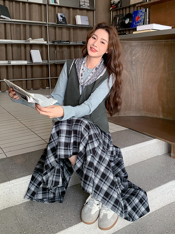 

Retro Plaid Skirt Set Women's Early Autumn Casual Vest T-Shirt Three-piece Set College Style High Waist Warmth Function