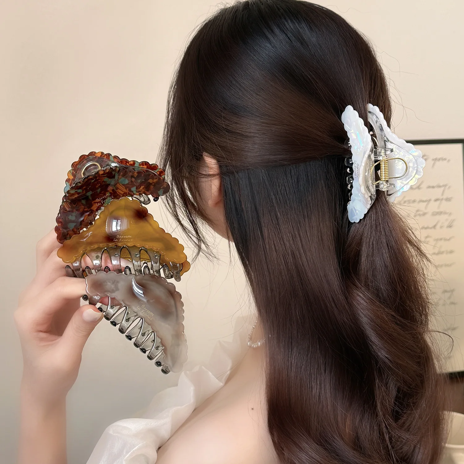 

NEW 9CM Wave Edge Triangle Acrylic Hair Claw Autumn Winter Claw Clips Retro Trendy Hair Clips for Women Girls Hair Accessories