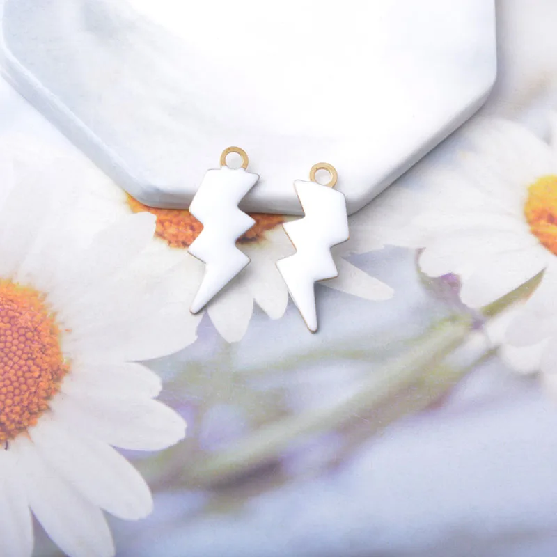 10 Stück, beidseitig mit Emaille verzierte Blitzanhänger, Kupfer, mit Öltropfen-Optik, zum Basteln von Schmuck, Ohrringen und Halsketten. – Detail 11