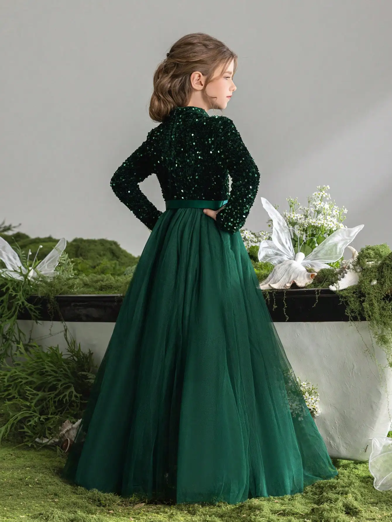 Elegante vestido de princesa de tul con cuello alto y manga larga para niña con silueta estructurada