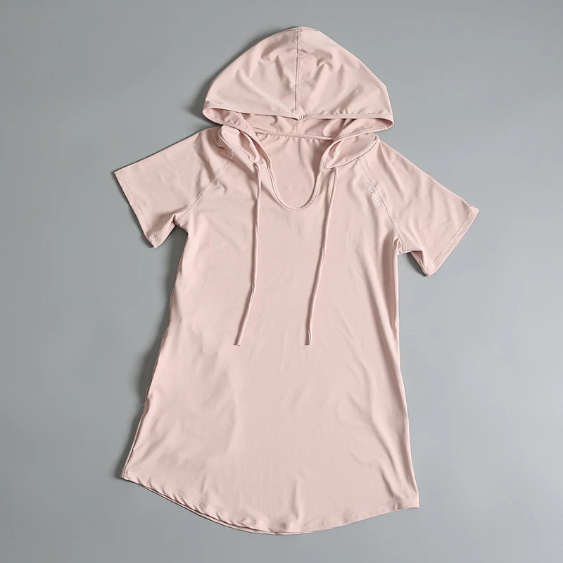 Las mujeres usan nalgas de longitud media de manga corta suelta de secado rápido adelgazante fitness correr camiseta traje de yoga