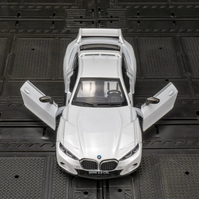 1:35 BMW 3.0CSL liga modelo de carro esportivo presente enfeites de carro puxar para trás brinquedos acústico-ópticos presente as portas podem ser abertas de boa qualidade