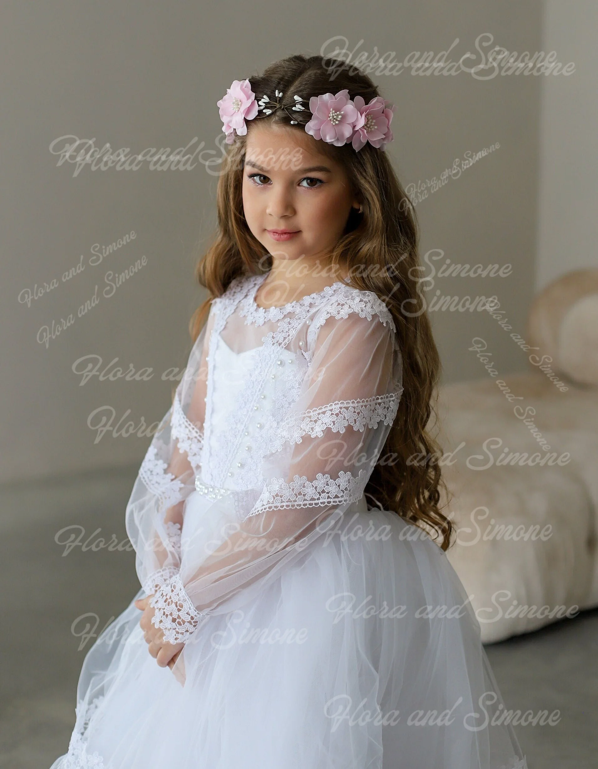 Maßgeschneidertes, luxuriöses, elegantes, mit Perlen verziertes Blumenmädchenkleid mit Spitze und Spleißen für Taufe, Erstkommunion, Partys, Hochzeitszeremonien