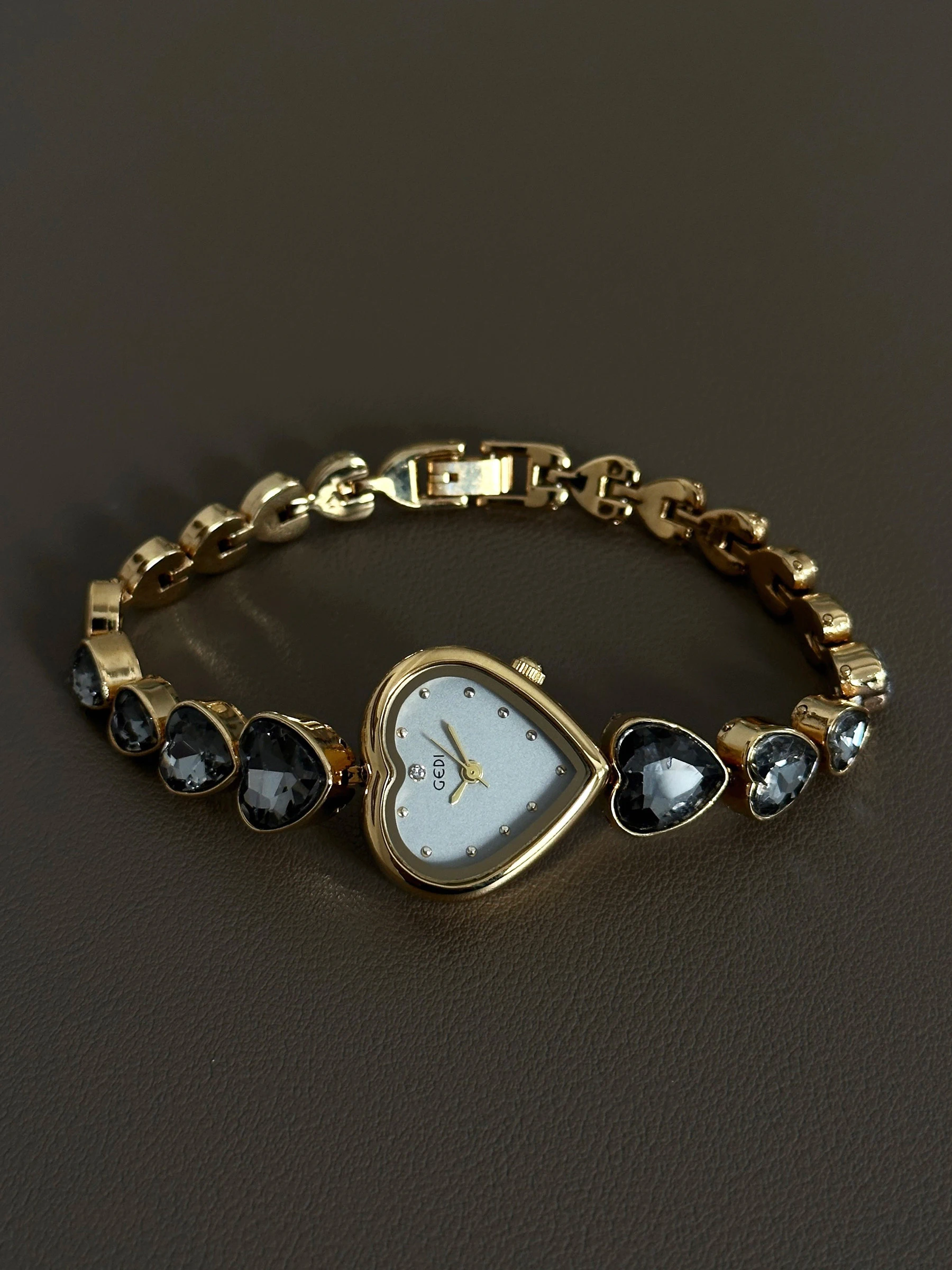 

Retroism Luxury Quartz Watches for Women Cute Diamond Heart Dial Waterproof Wristwatch Elegant Ladies Dress Watch Gift Femme
