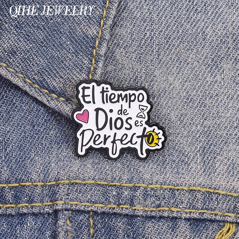 Lustige spanische Zitate Gott Brosche Emaille Pins El Tiempo De Dios Es Perfecto Metall Broschen Revers Abzeichen Schmuck Geschenk für Freunde