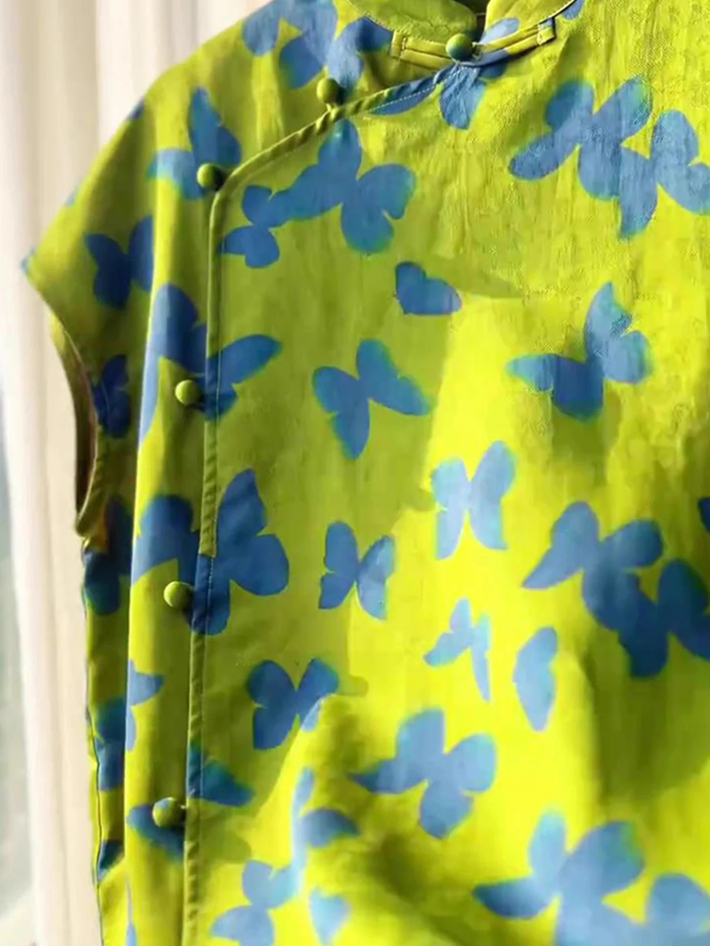 新しい中国風プリントスリーブ、女性用サマーハイエンド感覚の民族風スリーブボタンスタンドカラーミディチパオ...