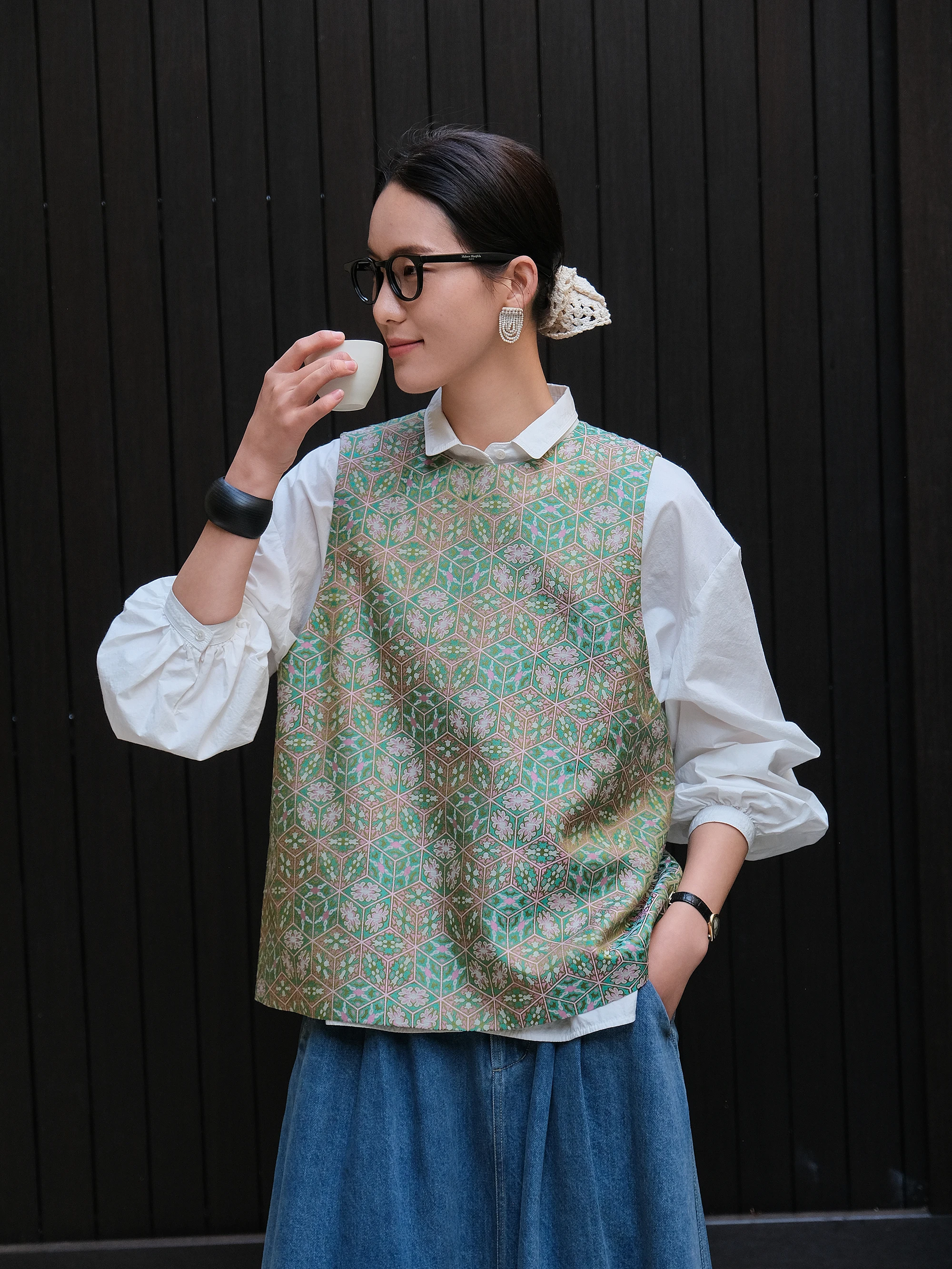 

Новый жилет из регенерированного шелка в китайском стиле с геометрической цветочной вышивкой и ароматом от Malin (Весна-Лето)