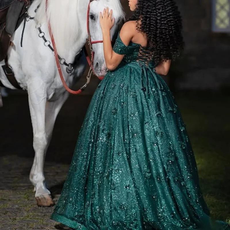 فساتين Quinceanera لامعة باللون الأخضر الداكن مخصصة قبالة الكتف ملصق ترتر دانتيل ثلاثية الأبعاد زهرة ذيل طويل فيستدو 15 Quinceanera