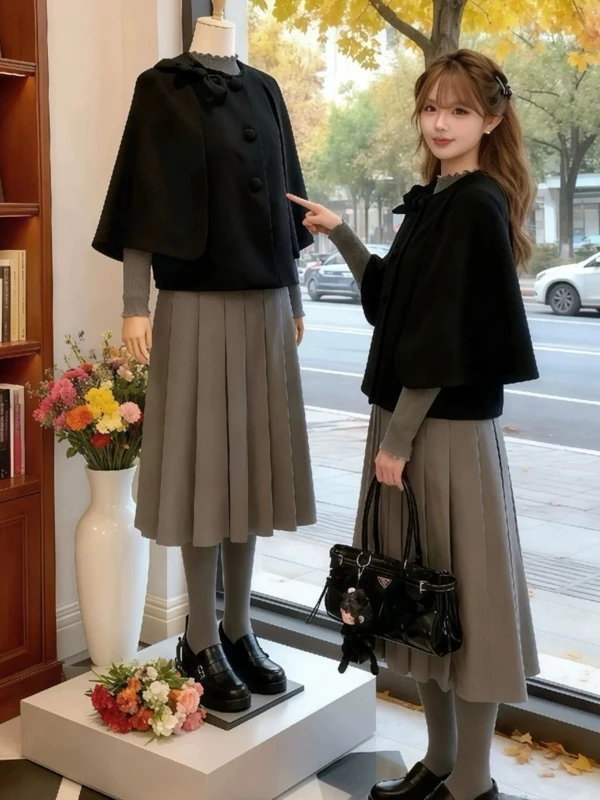 

Корейский стиль: осенне-зимний комплект из трех предметов – пальто, шерстяная юбка-обертка и плиссированное миди-платье на серой основе.