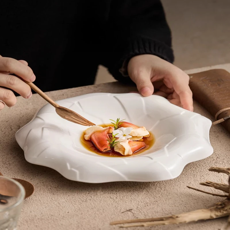 

Белая фарфоровая тарелка в форме лепестка для ресторана: для стейков, пасты, салатов, сервировки, молекулярной кухни