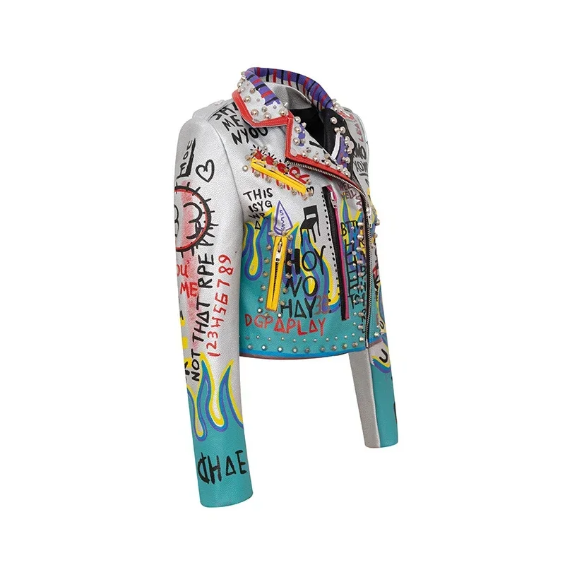 Chaqueta de cuero recortada con estampado de grafiti en contraste para mujer, ropa nueva, chaqueta de motocicleta de piel sintética con tachuelas de estilo Punk, 2025