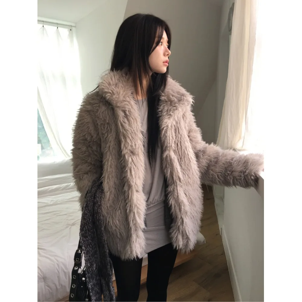 เสื้อโค้ทขนเฟอร์อุ่นๆ สำหรับผู้หญิง รุ่นใหม่ สไตล์หรูหรา ทรงหลวม ใช้งานได้หลากหลาย ขนเฟอร์คุณภาพสูง รุ่นตั้ง ผลิตจากเส้นใยโพลีเอสเตอร์ เสื้อคลุมแฟชั่นฤดูหนาว
