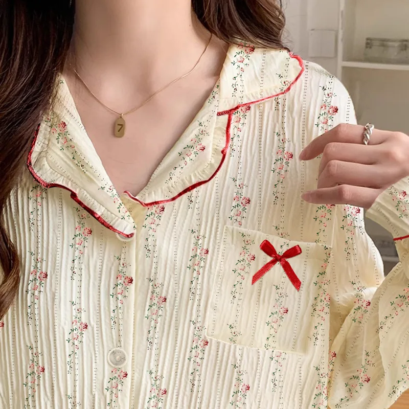 Ladies' spring and autumn pajama set. Milk silk crêpe fabric sweet small floral long-sleeved top paired with floral print long p