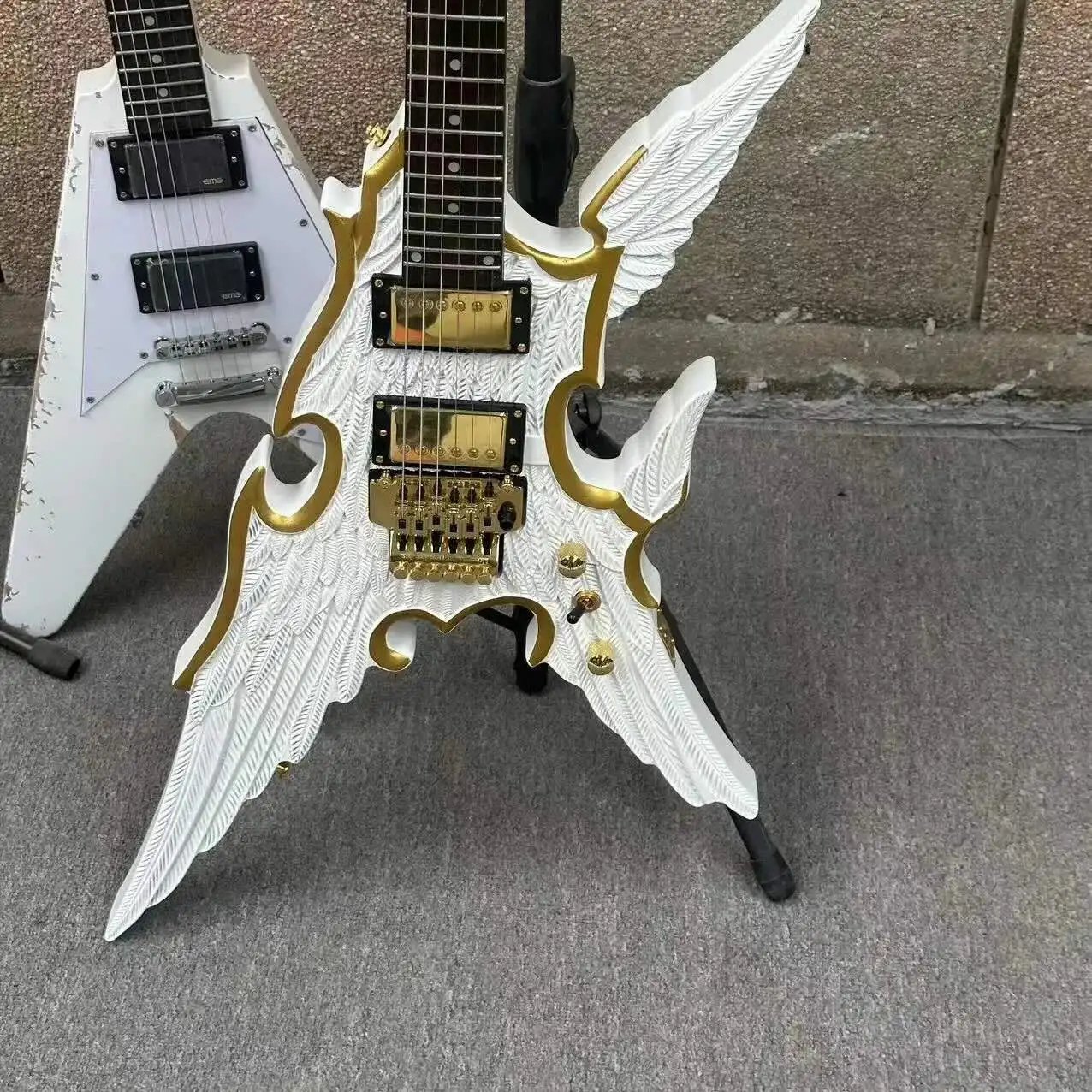 Engraved Angel Wings 6-strings Split Electric Guitar White Body with Gold Rim