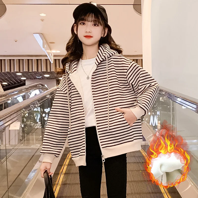 

Новинка 2025 года, куртка с капюшоном на подкладке из шерпы для девочек, детские зимние полосатые спортивные пальто на молнии, детская толстая теплая флисовая верхняя одежда для детей