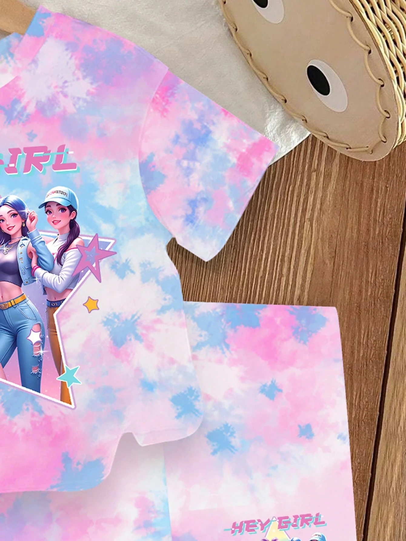 2-teiliges Mädchen-Outfit, rosa-blaues Tie-Dye-T-Shirt mit „HEY GIRL“-K-POP-Cartoon-Print und passendem Shorts-Set – Detail 5