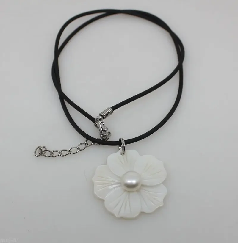 Beautiful Natural White Freshwater Mother Of Pearl Shell Flower Pendant Necklace