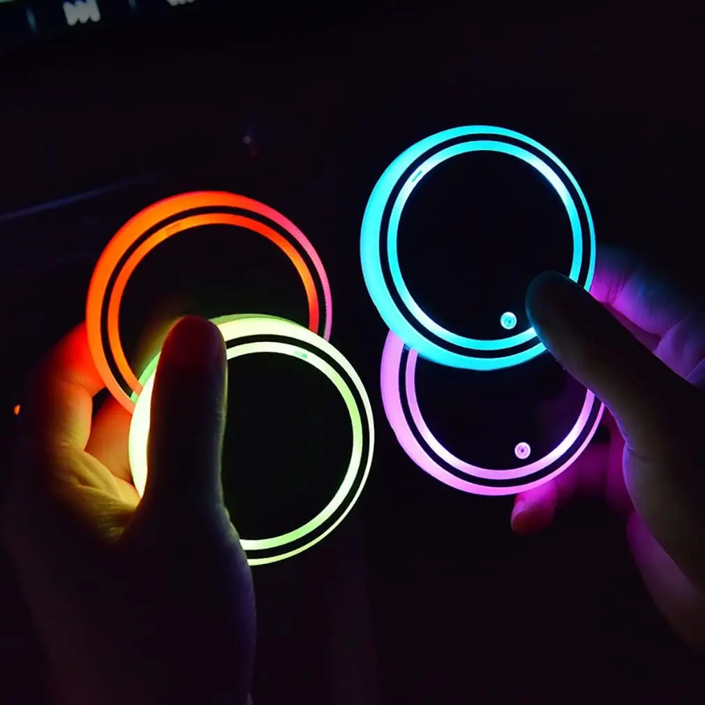 Luci portabicchieri per auto a LED, 7 colori che cambiano sottobicchiere di ricarica USB, tappetino per tazza impermeabile, decorazione per lampada per atmosfera interna a LED