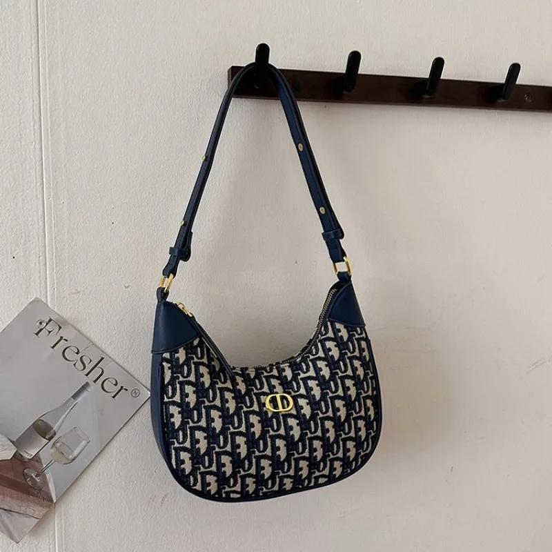 

Retro Leather Crossbody Bag For Adults Hand-stitched Details Artisanal Charm Stylish For Western Wear And Country Concerts