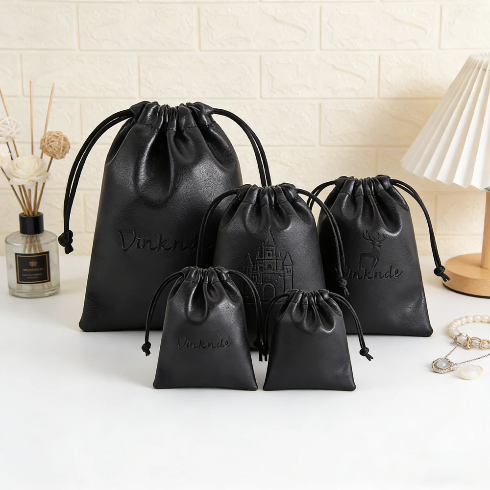 

100 шт. черных кожаных мешочков для украшений с индивидуальным логотипом, 8x10 см, маленькие кожаные мешочки на шнурке для колец, серег, конфет, шоколада
