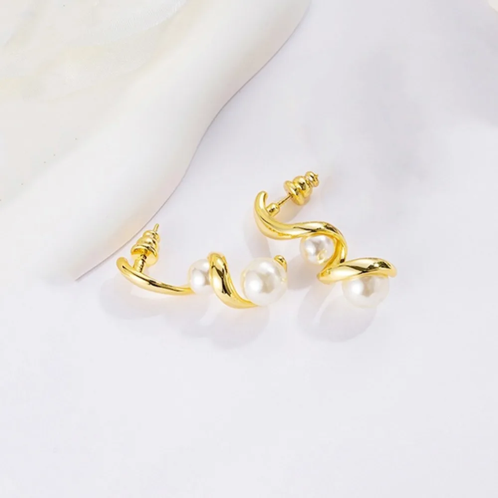 

2025 New Earrings Women's Pearl Earrings Fashion High-end Earrings Accessories Stud Earrings