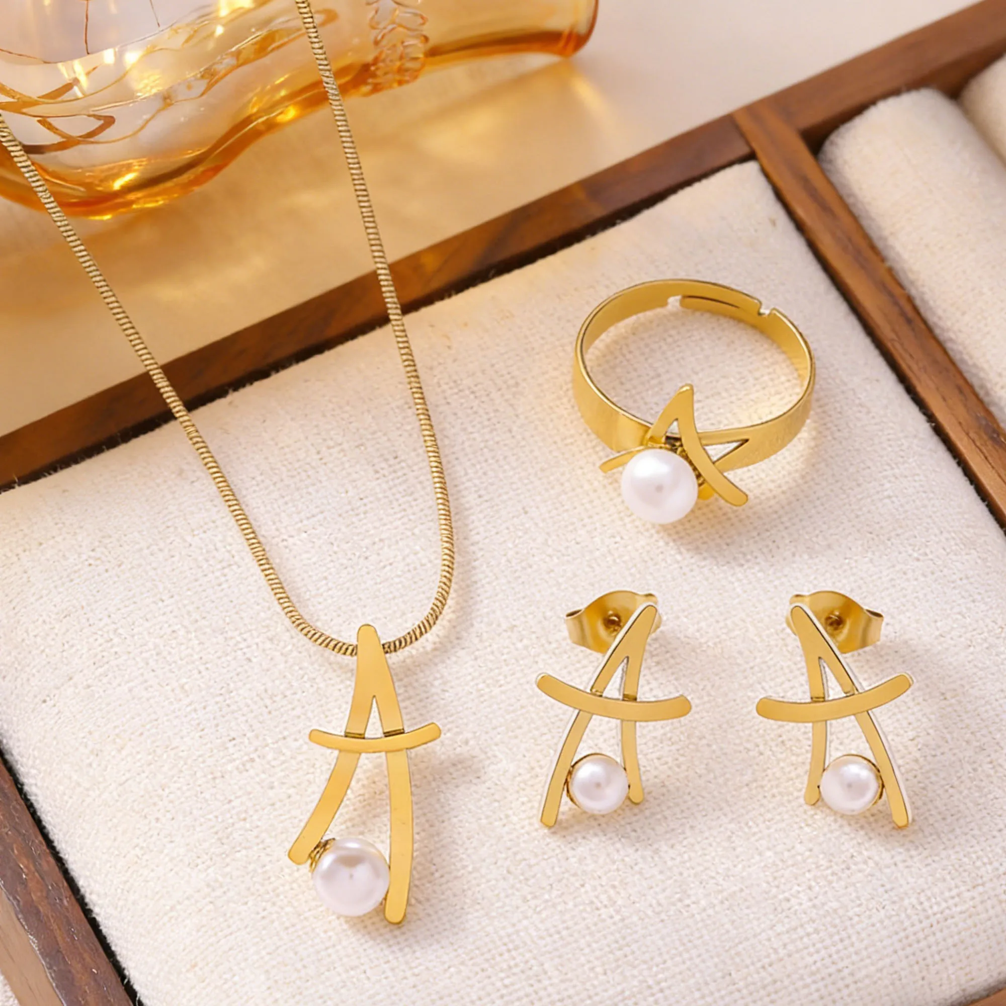 4-teiliges Edelstahl-Schmuckset mit Halskette, Ohrringen und Ringen in Form des Buchstabens A für Damen, modisches Party- und Hochzeitsgeschenk-Zubehör.