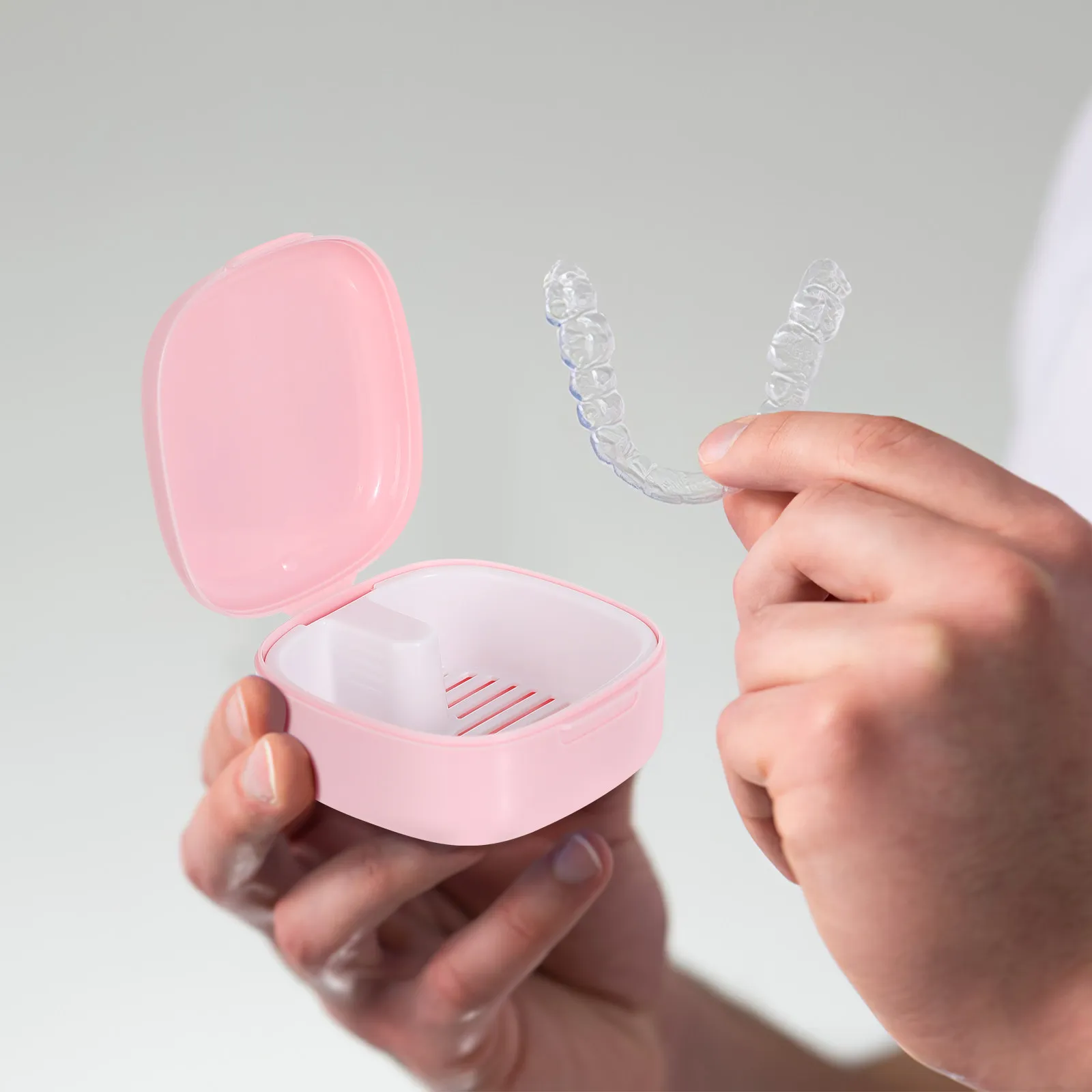 

Компактный футляр для ретейнеров: портативный контейнер для хранения со встроенной корзиной-дренажером и герметичной крышкой для путешествий, чистки и замачивания.