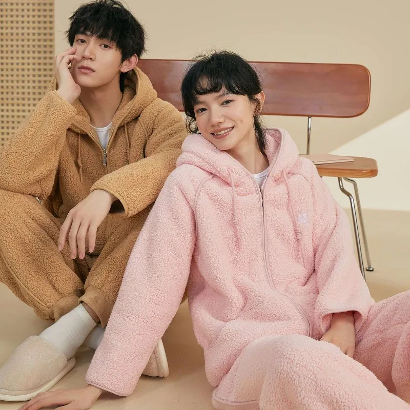 

Домашняя одежда Зимние пижамы Новые парные бархатные мужчины и женщины северного торта могут носить теплые костюмы с бархатом и более плотной зимней одеждой