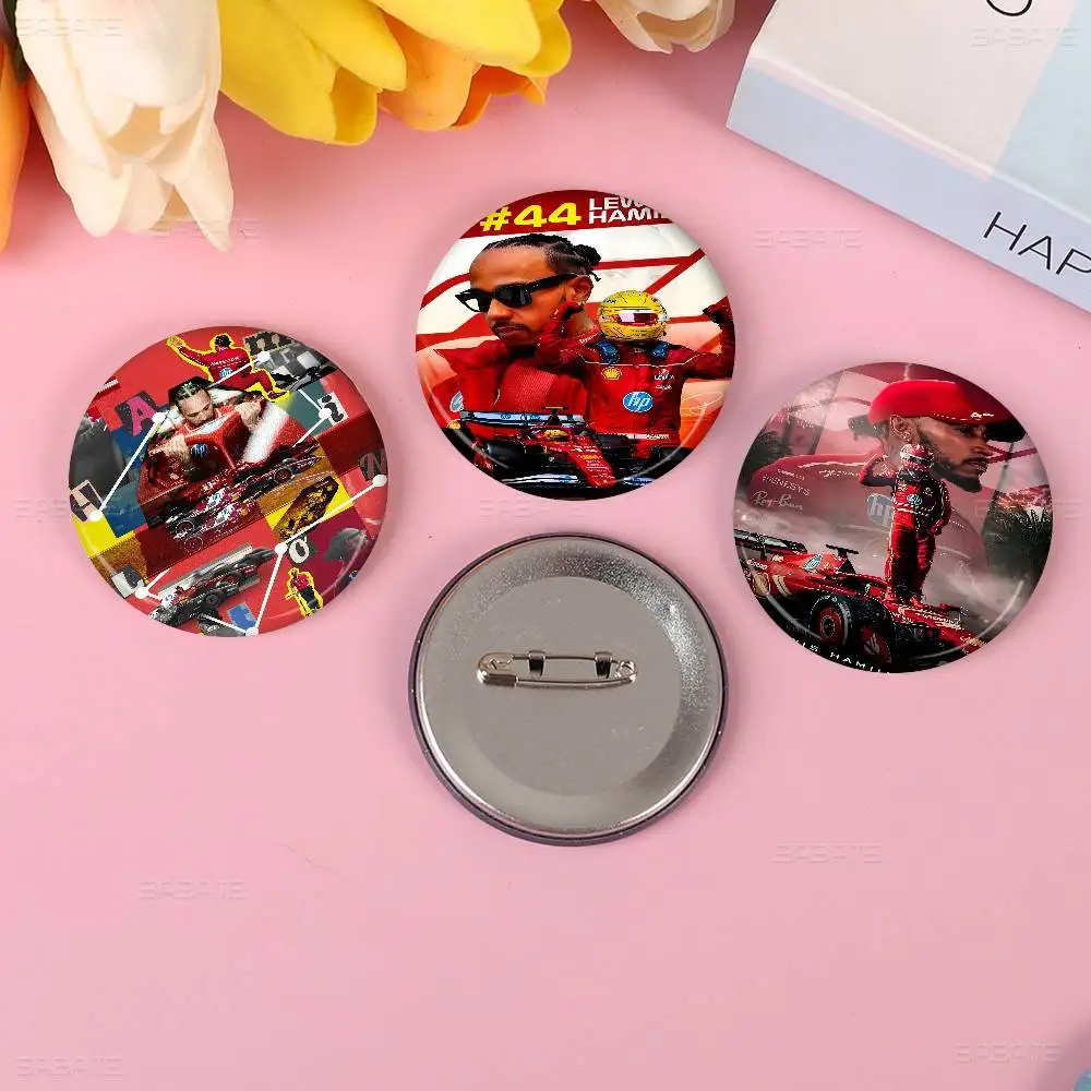 F1 L-Lewis هاميلتون 58 مللي متر لطيف أنيمي الشكل أيقونة شارة اليدوية صفيح بروش لحقيبة الظهر الملابس الصدر حلية الهدايا