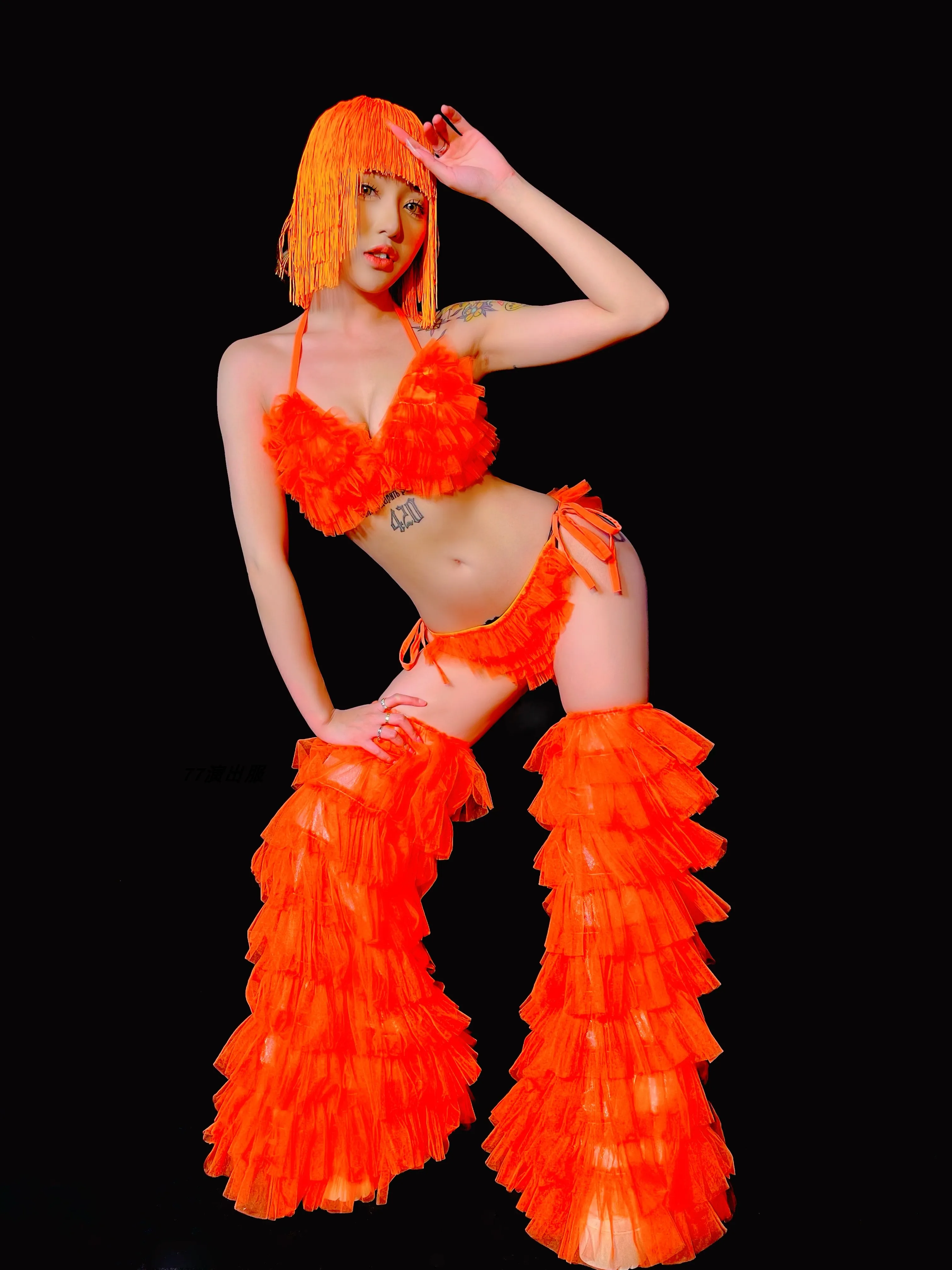 Kostium sceniczny dla tancerki gogo w klubie nocnym, styl jazzowy, seksowne bikini, fluorescencyjne kolory, stroje rave, rok 2025.