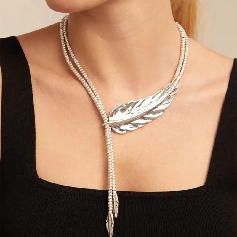 

Spain UNOde50 leaf cowhide necklace feather modeling niche personality design cross-border e-commerce jewelry