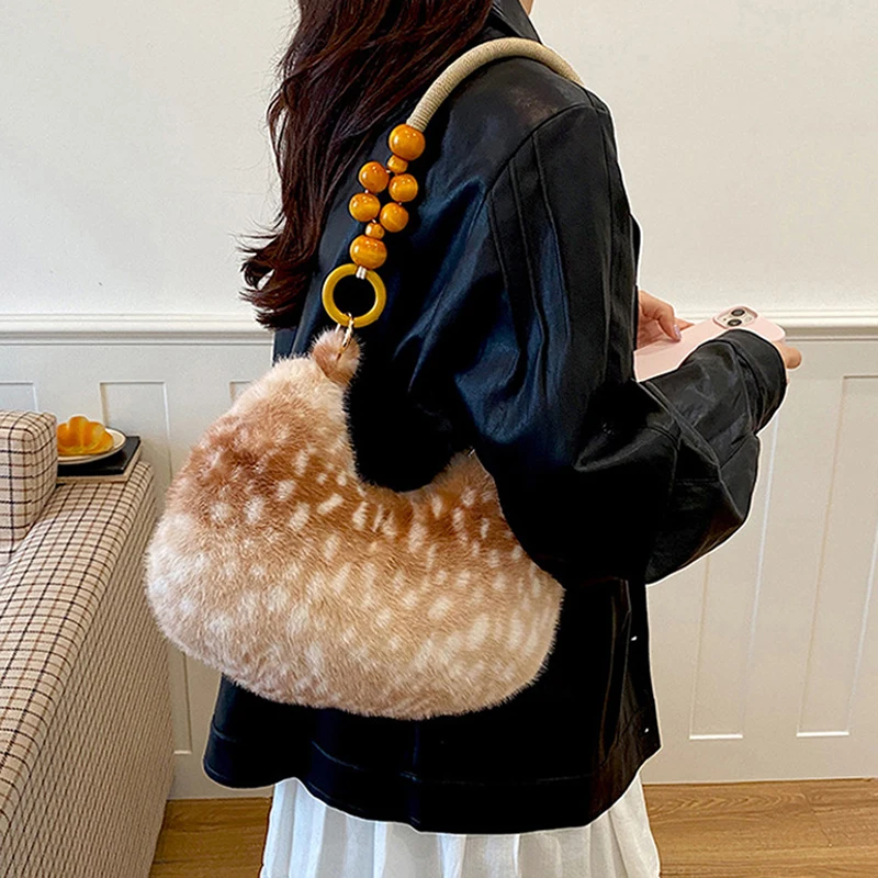 Kunstfell-Unterarmtasche für Damen mit Hirschfleckenmuster, flauschige Plüsch-Schultertasche mit Holzperlengriff-Design, Vintage-Handtasche ﻿ – Detail 8