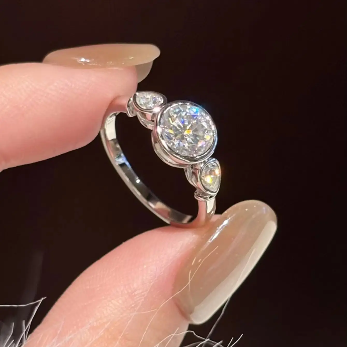 Ein schlichter, alltagstauglicher Ring aus 925er Sterlingsilber mit birnenförmigem Moissanit-Stein, unisex. – Detail 3
