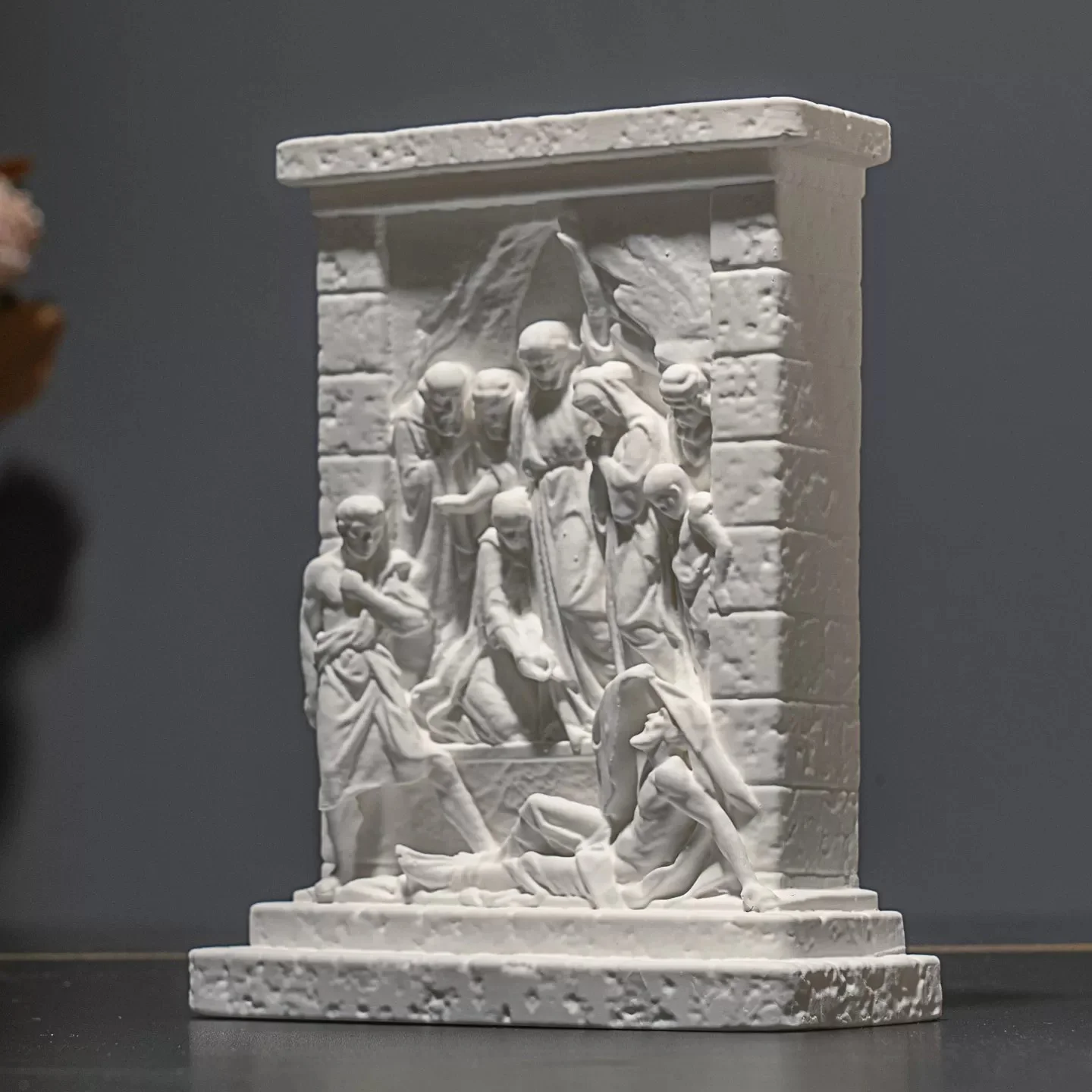 The Raising of Lazarus Plaster Relief Sculpture European Classical Figure Vintage Desktop Decor Aromatherapy Diffuser Craft