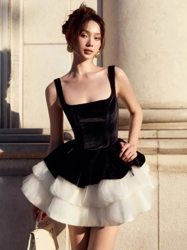 Sexy cinta de espaguete pescoço quadrado babados mini vestido feminino veludo preto sem mangas rendas em camadas a linha vestidos festa à noite