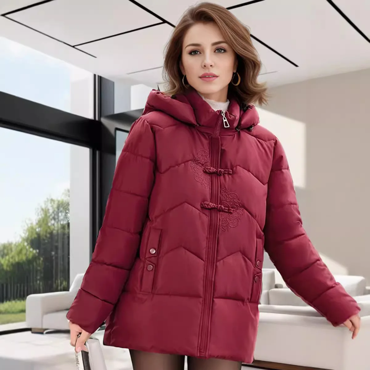 

Зимняя куртка на хлопковой подкладке для среднего и пожилого возраста. Теплая верхняя одежда со шляпой. Стиль 60-летней бабушки и свекрови.