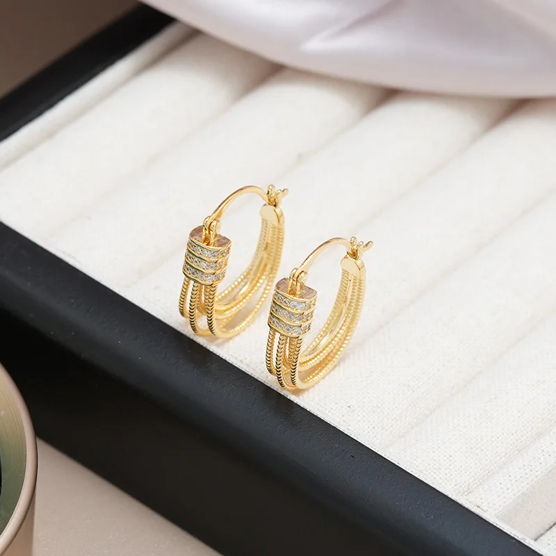The new micro-set zirconia U-shaped line earrings are elegant, possess a sense of sophistication and are a rare design.