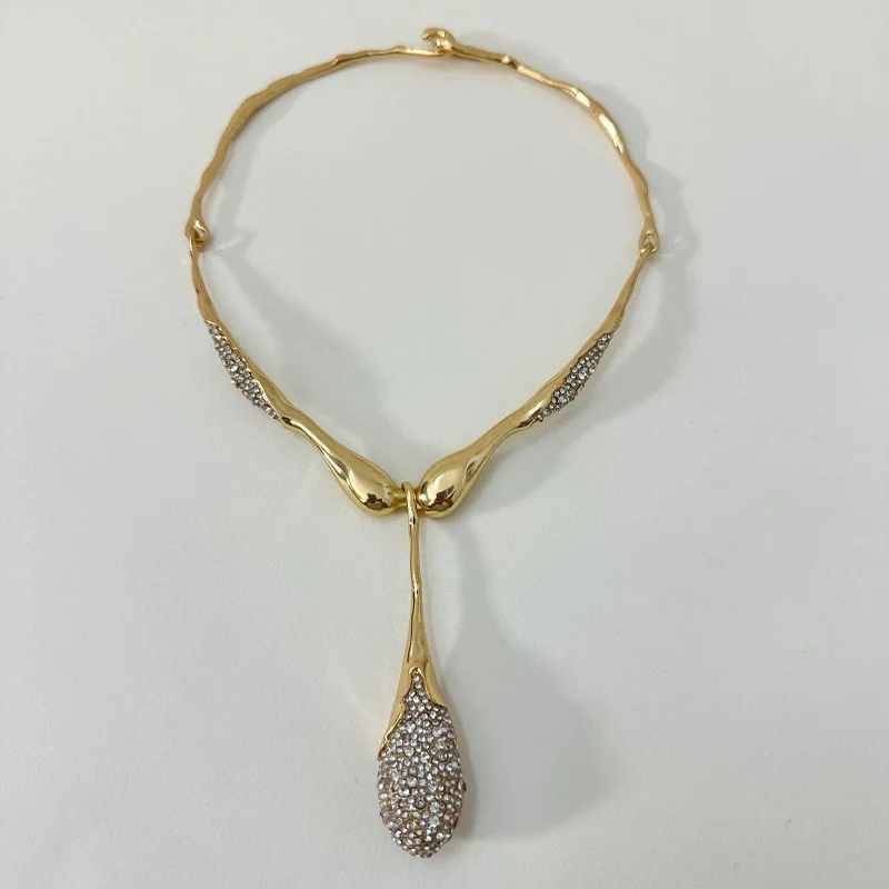 

The irregularly spliced rhinestone water drop pendant necklace is luxurious office siren style