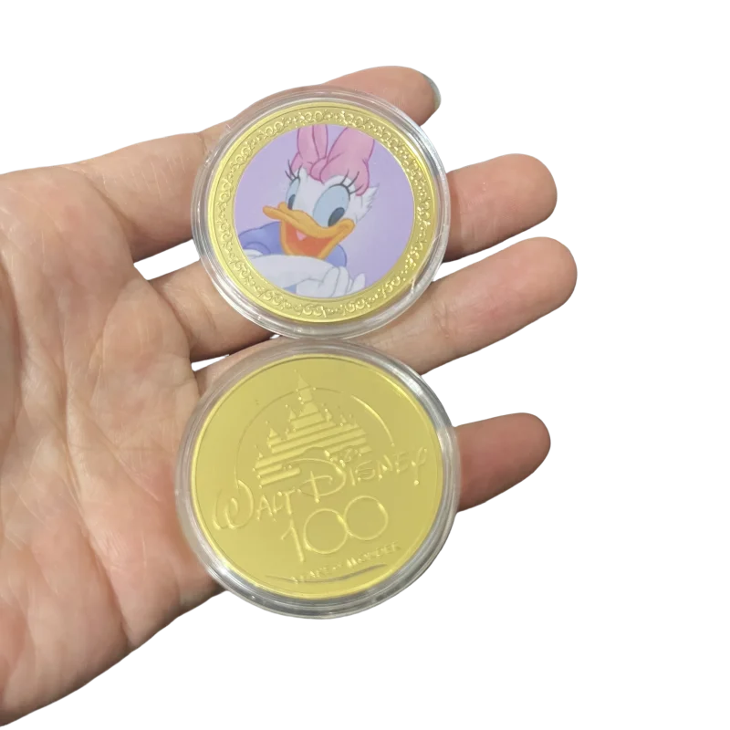 2025 nova disney mickey mouse banhado a ouro moeda dos desenhos animados anime periférico emblema pato donald disney 100 aniversário brinquedos cartão presente