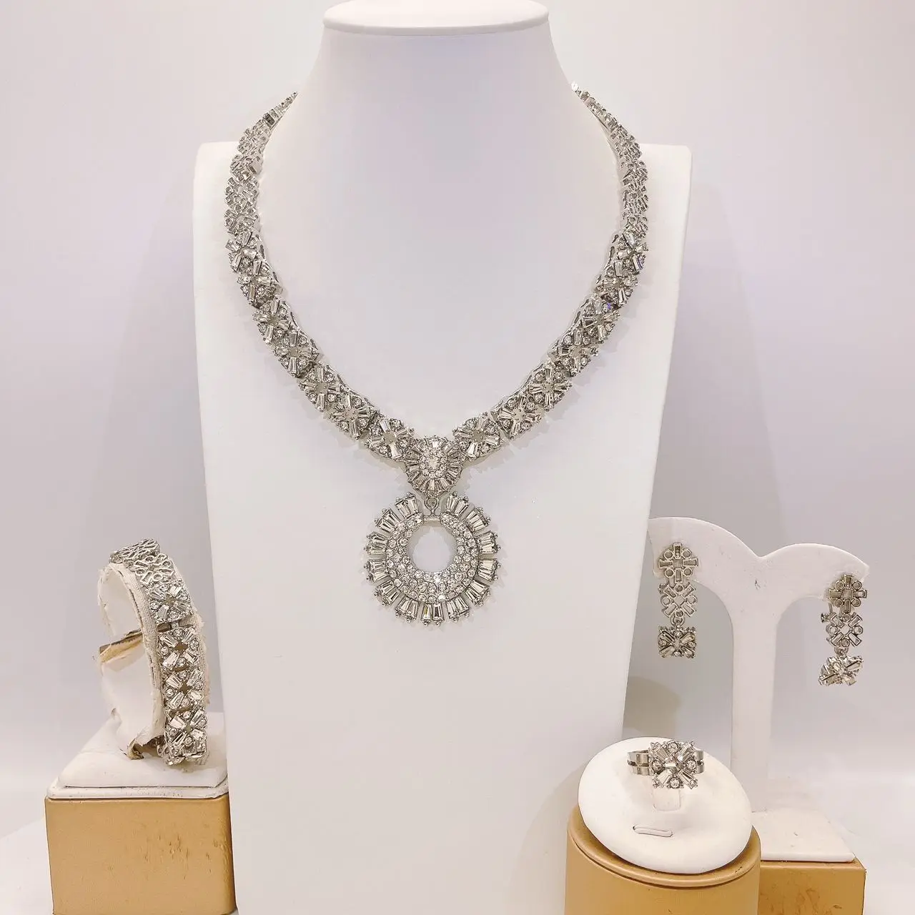 Stunning Luxury Round Shape Jewelry with rhinestone Charming llaveros Collar Pulseras pin Pendientes tentacles Anillo 4PC Set