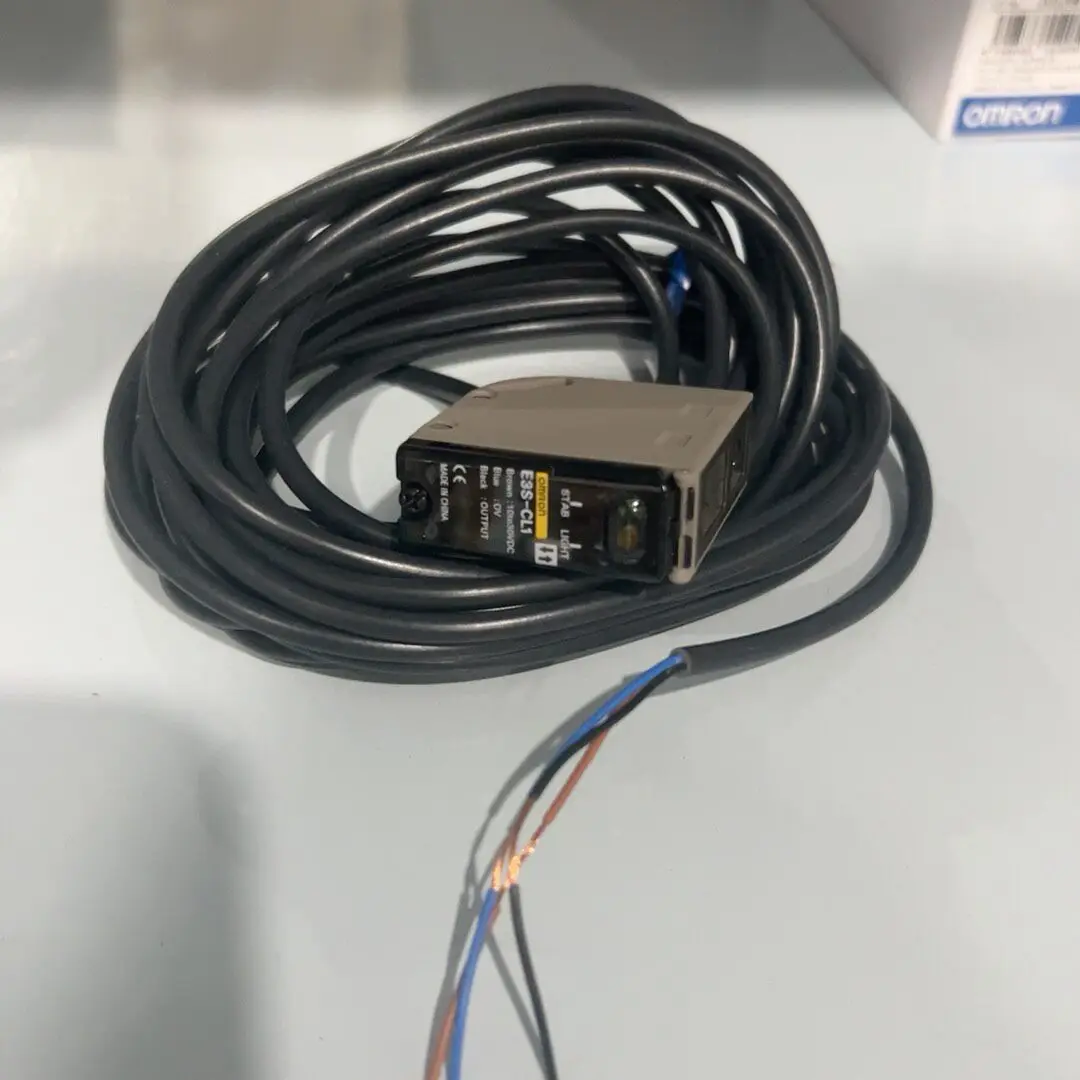 Omron E3S-CL1 photoelectric sensor 5 meters wire