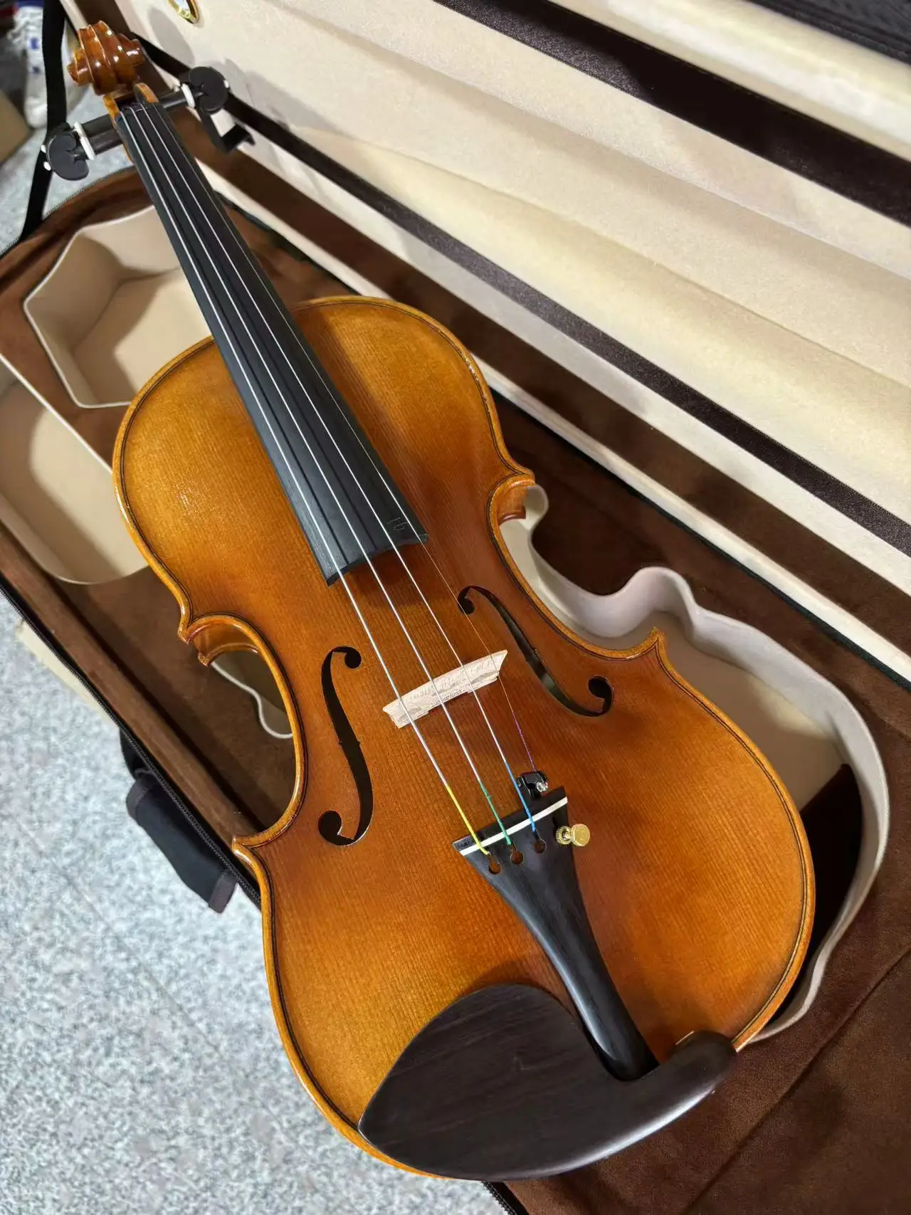 

NEW-4/4 European violin material, paired with coffee colored box, colored bow, rosin, solid wood shoulder rest, spare string