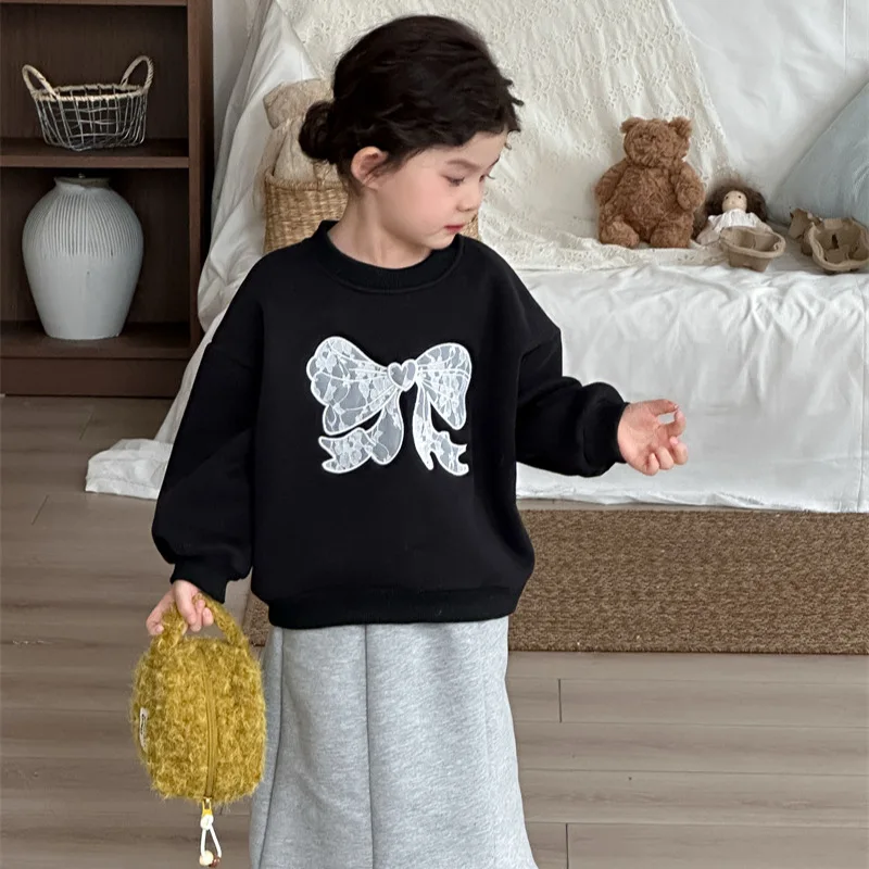 2025 شتاء النسخة الكورية الجديدة من الفتيات الدانتيل المطرزة سترة الأطفال المخملية سميكة الجولة الرقبة طويلة الأكمام