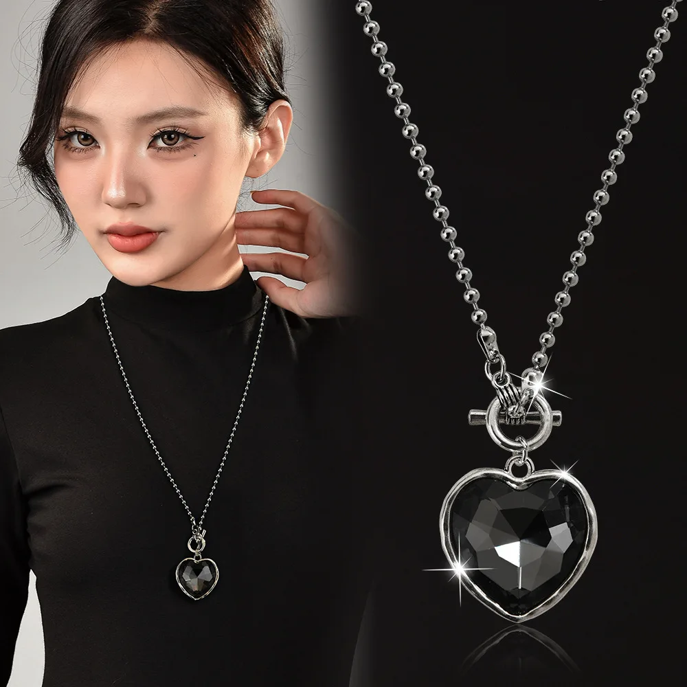 القلادة المقطوعة بالسلسلة عبارة عن قلادة مجوهرات عصرية وأنيقة